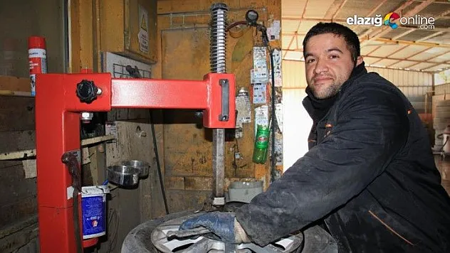 Mesleki eğitim merkezi aracılığıyla stajyer olarak gittiği oto lastikçide usta oldu