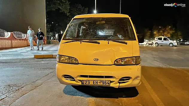 Minibüsün otomobile çarpması sonucu 3 kişi yaralandı