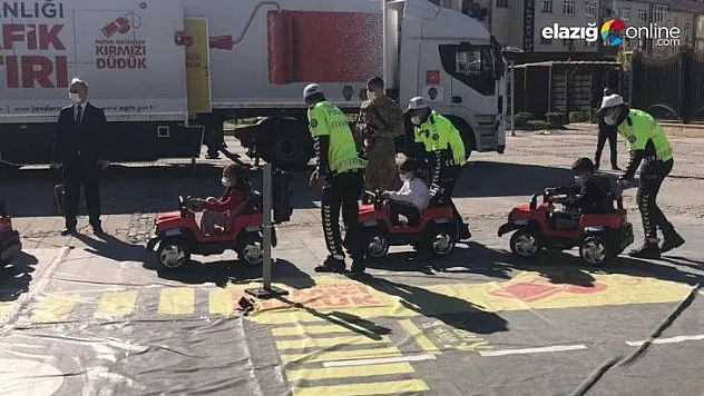 Mobil Trafik Eğitim Tırı Elazığ'da öğrencilerle buluştu