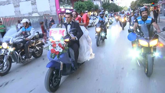 Motosiklet tutkularını düğünlerinde de gösterdiler