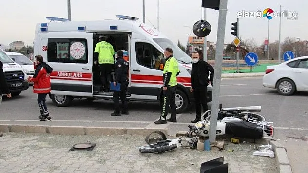 Motosiklet önce kaldırıma sonra direğe çarptı: 2 yaralı