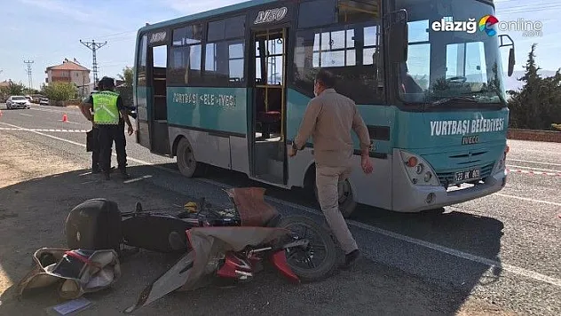 Motosiklet, otobüse çarptı: 1 ağır yaralı