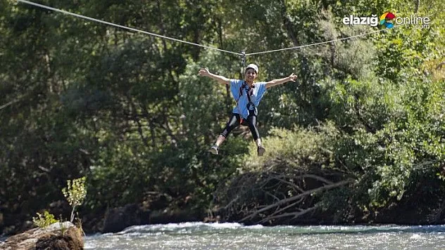 Munzur Çayı üzerine kurulan zipline'a yoğun ilgi!