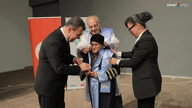 Munzur Üniversitesi'nde Duygulandıran Anlar: Prof. Dr. Sezer'den Anlamlı Jest