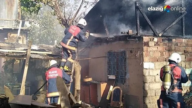 Müstakil evin çatısında yangın