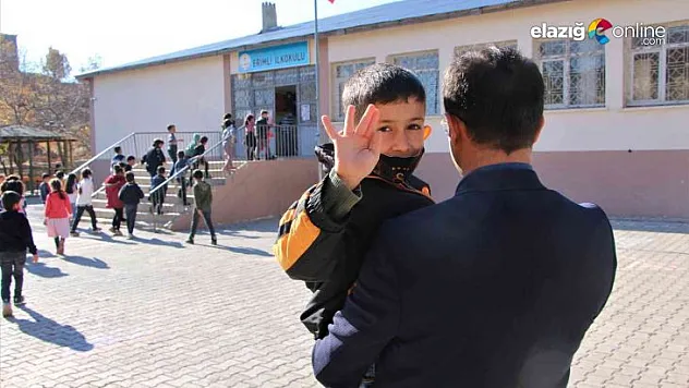 Engelli öğrencisini her teneffüs kucağında gezdiriyor