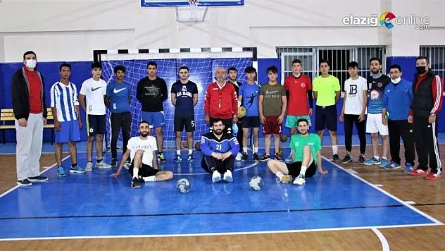 O öğrencilerinin öğretmeni değil, Fethi Babası