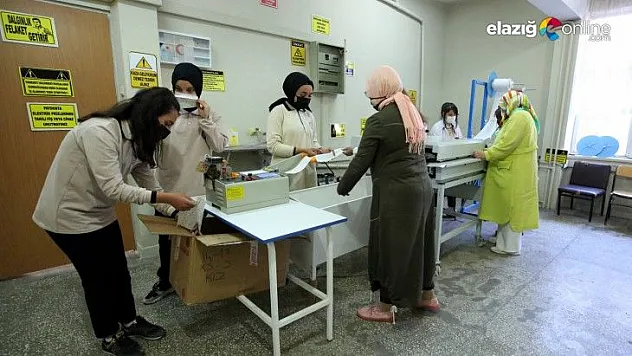 Öğrenciler ürettikleri 2 milyon maskeyle salgınla mücadeleye destek verdi