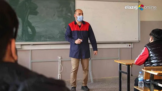 Savaş öğretmen azmi ile öğrencilerin geleceklerine ışık oluyor