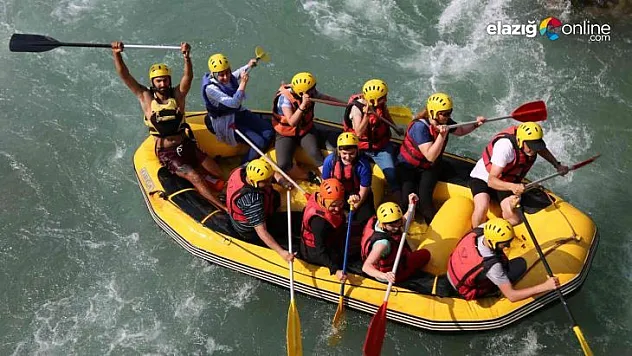 Öğretmen ve öğrenciler, Munzur Nehri'nde rafting heyecanı yaşadı