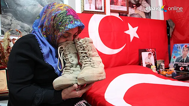 Oğullarından kalan hatıraların kokusuyla yaşıyor