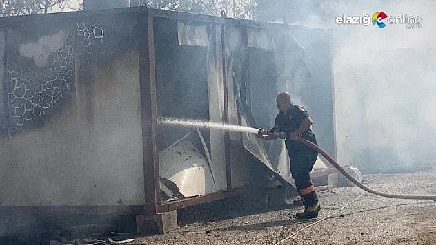 Okul şantiyesinde çıkan yangında konteynerler küle döndü