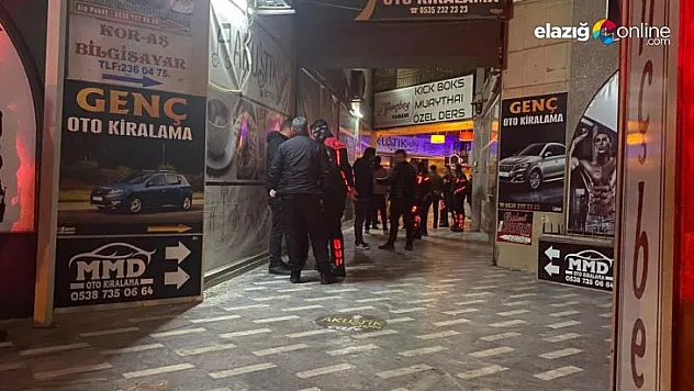 Önce etrafa ateş etti ve ardından silahı kafasına dayadı