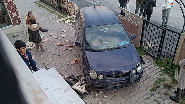 Otomobil apartmanın bahçesine girdi!