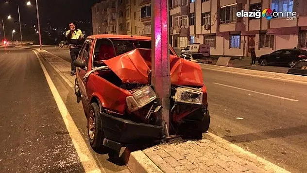 Otomobil, aydınlatma direğine çarptı 2 kişi yaralandı