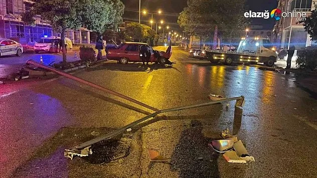 Otomobil aydınlatma direğine çarptı!