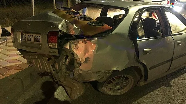 Elazığ'da korkutan kaza: Aydınlatma direğine çarpan araçta 4 yaralı