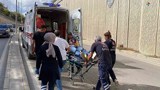 Elazığ'da Direksiyon Hakimiyetini Kaybeden Sürücü Direğe Çarptı: 3 Yaralı