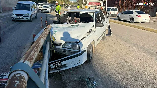 Elazığ'da Trafik Kazası: Atatürk Bulvarı'nda Otomobil Bariyerlere Saplandı!