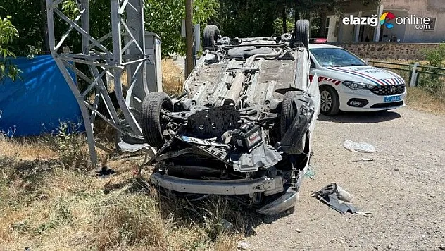 Otomobil direğe çarpıp, ters döndü!