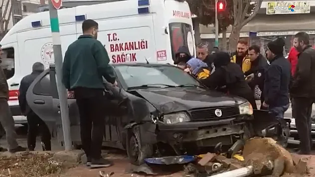 Elazığ'da Trafik Kazası: Yol Tabelasına Çarpan Araçta Can Pazarı!