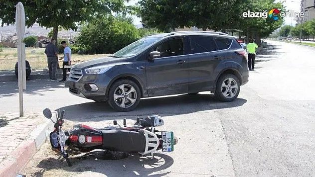 Otomobil ile motosiklet çarpıştı