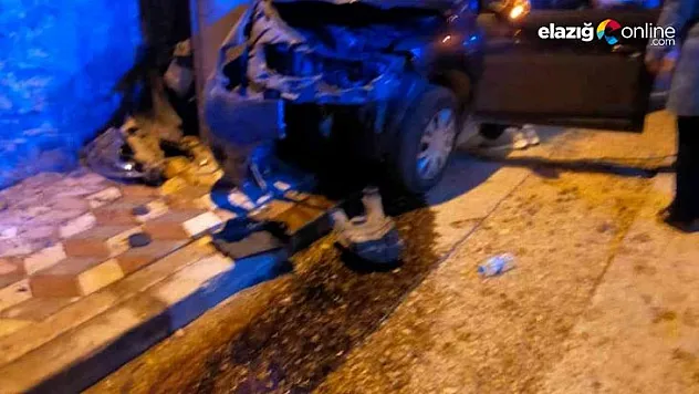 Otomobil önce direğe, ardından park halindeki araca çarptı: 3 yaralı