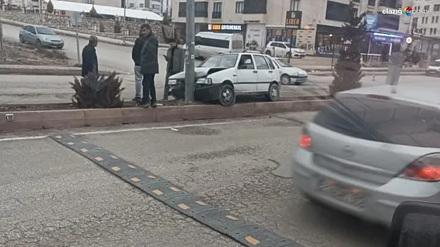 Direksiyon Hakimiyetini Kaybeden Otomobil Refüje Çıkarak Direğe Çarptı, 1 Yaralı!