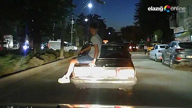 Otomobilin üzerinde tehlikeli yolculuk!