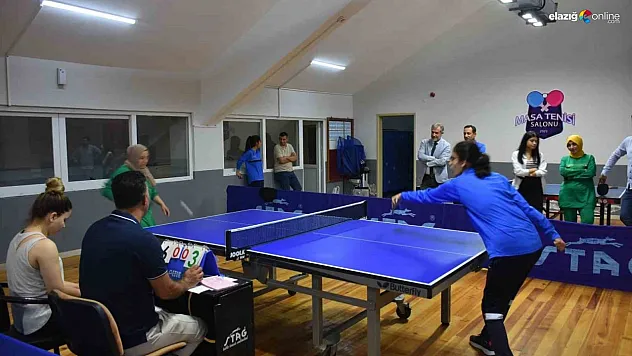 Masa Tenisi'nde dereceye girenlere ödülleri verildi
