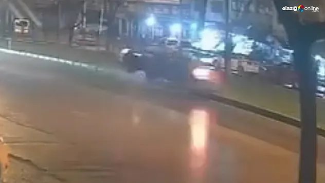 Elazığ'da Sağanak Yağış Etkili Oldu: Palu'da Toprak Kaydı, Kovancılar'da Araç Refüje Çarptı