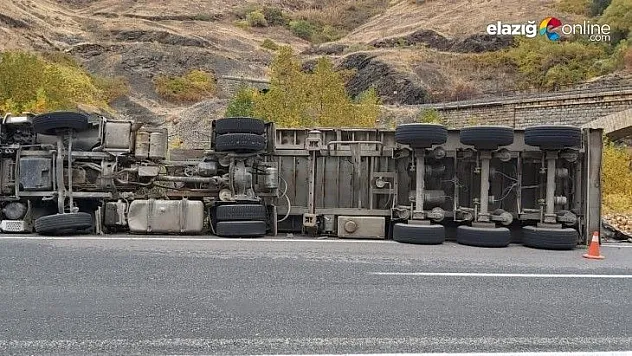 Pancar yüklü tır devrildi, sürücü şans eseri yara almadı
