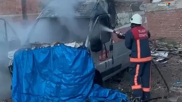 Park halindeki araç alev alev yandı!