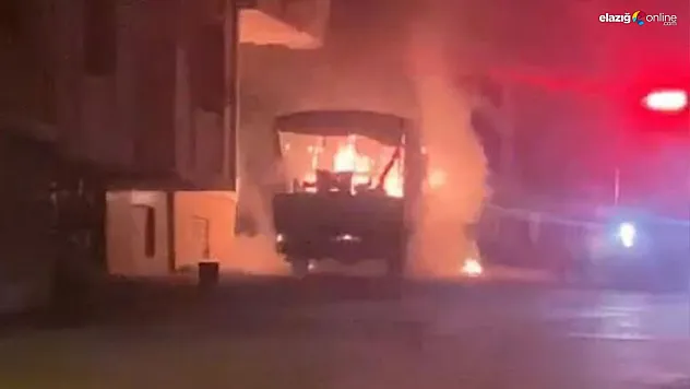 Park halindeki araç alev alev yandı