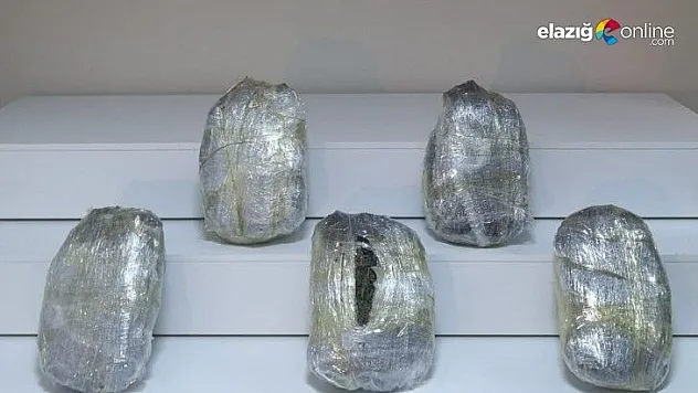 Park halindeki şüpheli araçta 10 kilo 700 gram esrar ele geçirildi