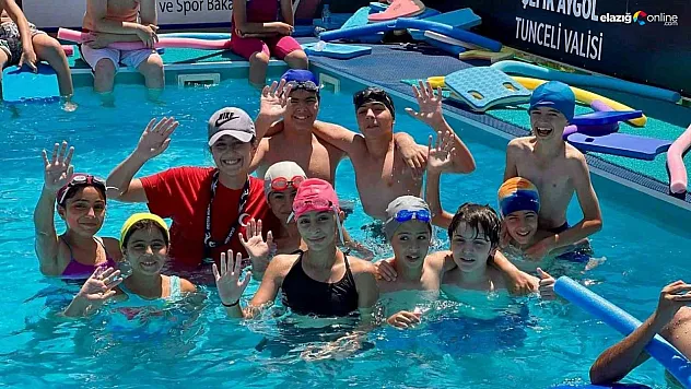 Pertek'teki proje ile çocuklar yüzmeyi öğrendi