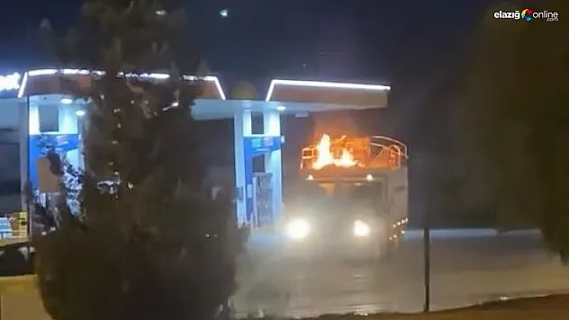 Pikap Kasasındaki Kartonlar Alev Aldı, Akaryakıt İstasyonu Çalışanları Müdahale Etti!