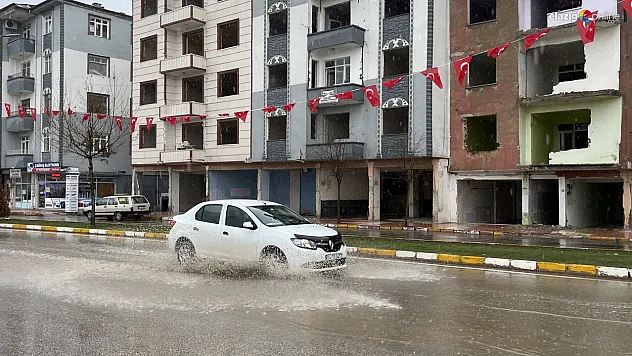 Sağanak yağış Elazığ'da etkili oldu