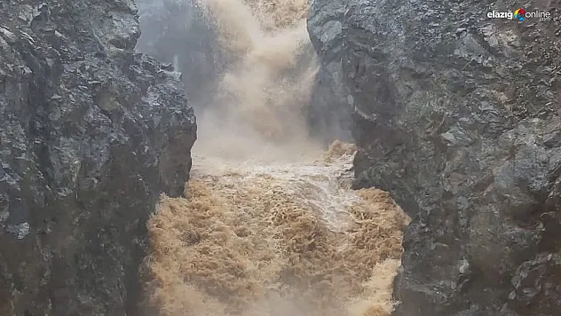 Sağanak yağış sonrası şelale coştu