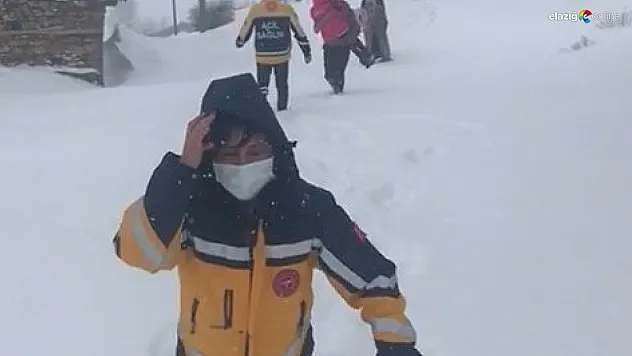 Sağlık personeli karda mahsur kalan hasta çocuğu kucağında böyle taşıdı