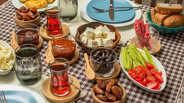 Sahurda çay içmek gerçekten zararlı mı ve harareti alır mı?