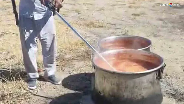 Baskil'de Domates Salçası Kaynatılırken Ot Biçme Makinesi Kullanıldı!