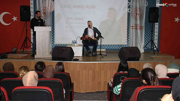 Sanatçı Metin Şentürk, üniversite öğrencilerini hem eğlendirdi hem de hayat tecrübelerini paylaştı