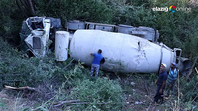 Şarampole devrilen beton mikserinin şoförü yaralandı
