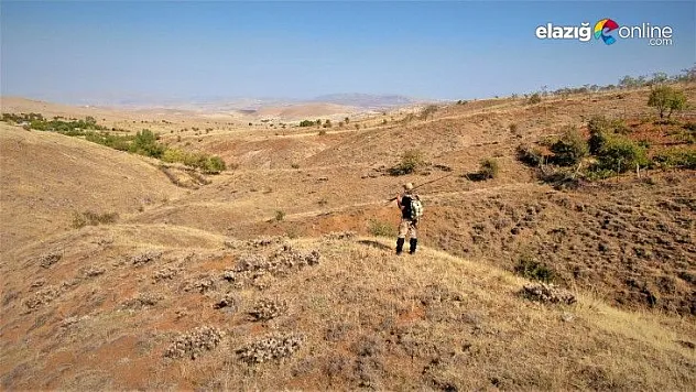 7 yıldır dağda yaptığı taştan barınakta kalıyor