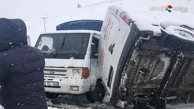 Servis aracı pikapla çarpıştı ardından yan yattı