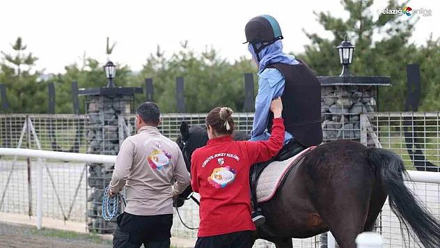 Minik Yürekler Bayramı Hipodromda Kutladı: Elazığ'da Renkli 23 Nisan Etkinliği!