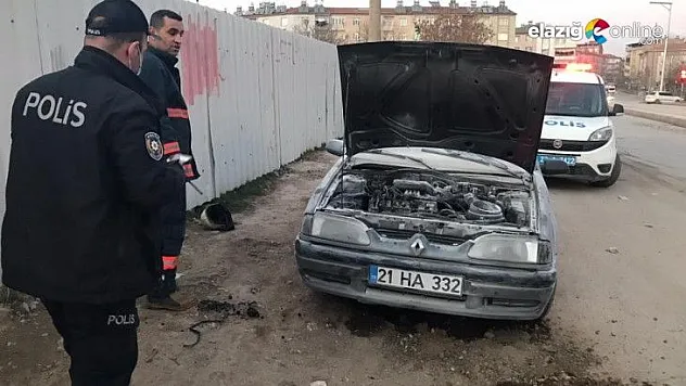 Seyir halindeki araç alev aldı, diğer sürücüler müdahale etti