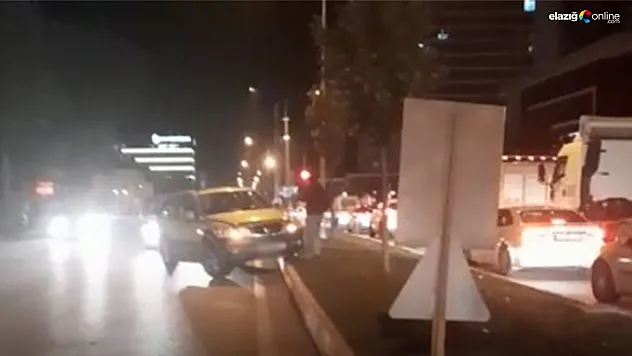 Seyir halindeki araç, orta refüje çıktı!