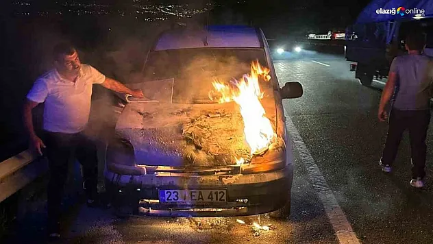 Seyir halindeki otomobil alev topuna döndü